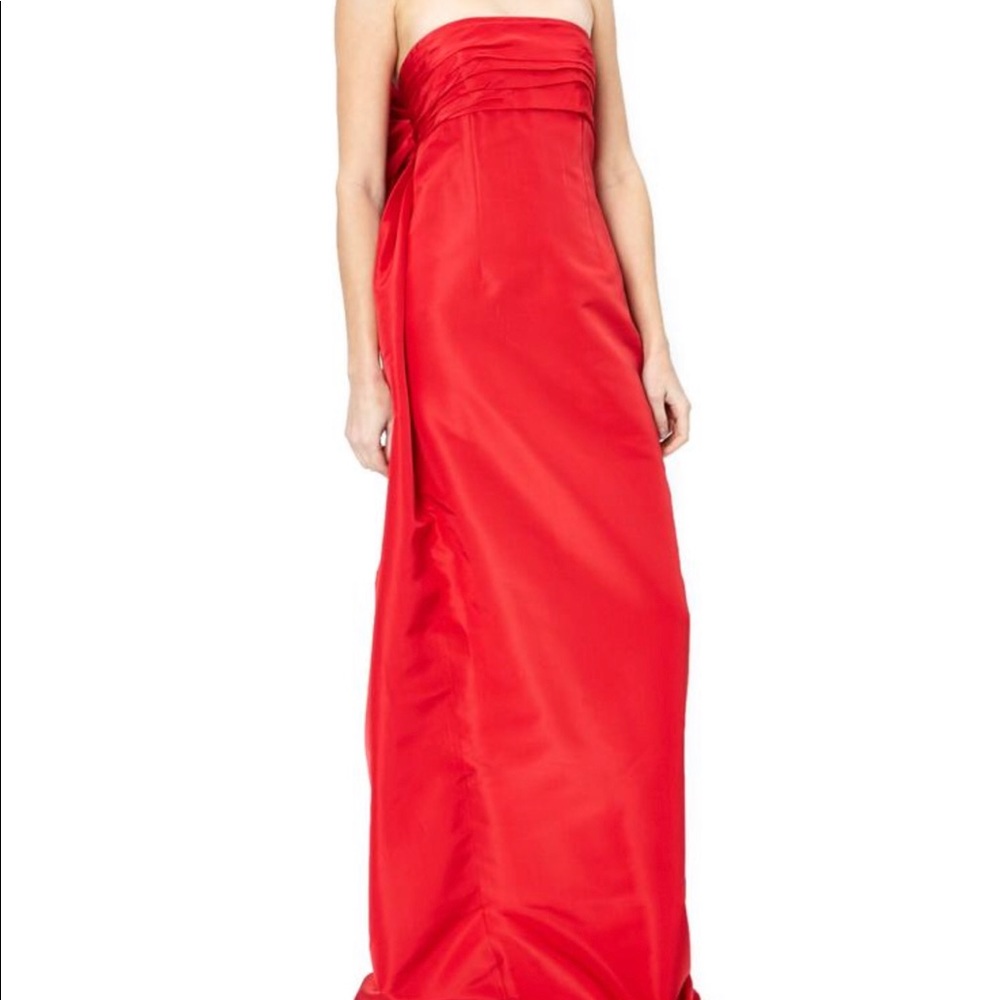Oscar de las Renta red strapless gown